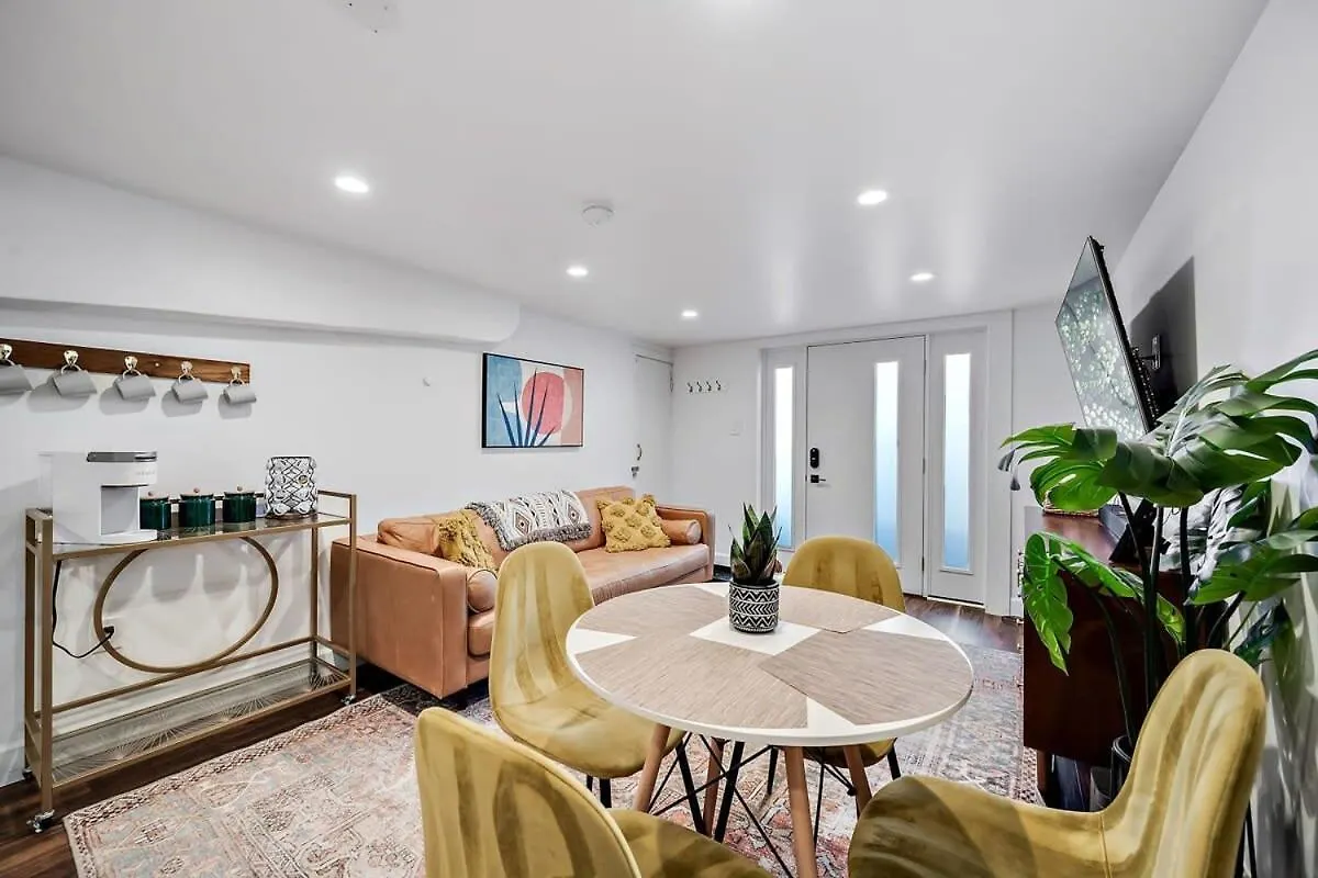 Stylish 2 Bedroom Apt Steps From Regis Tennyson St Denver